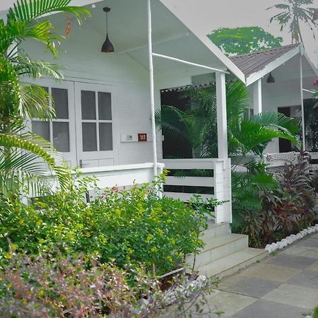 Seabliss Cottages Morjim Exterior photo