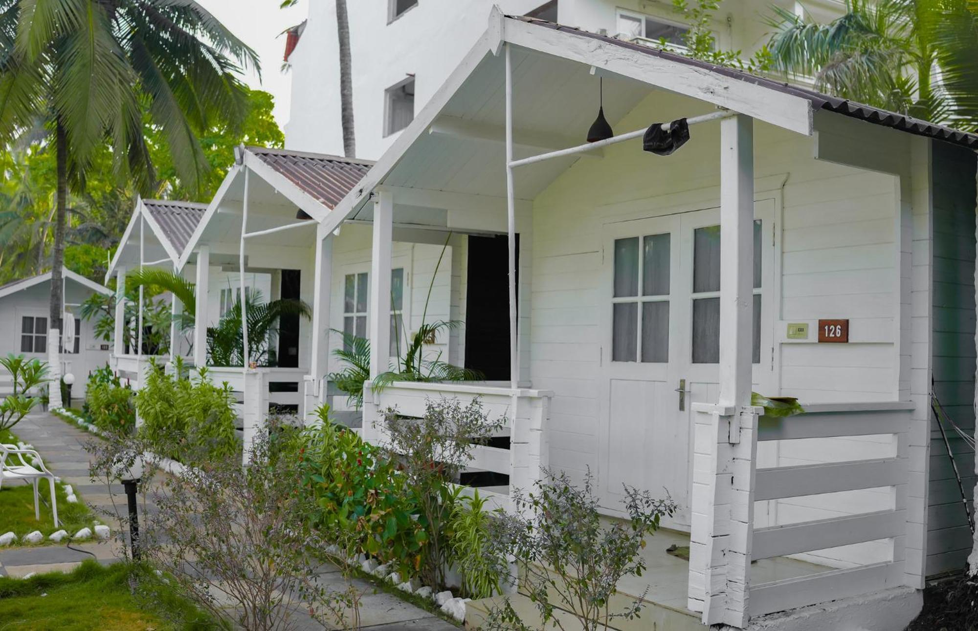 Seabliss Cottages Morjim Exterior photo