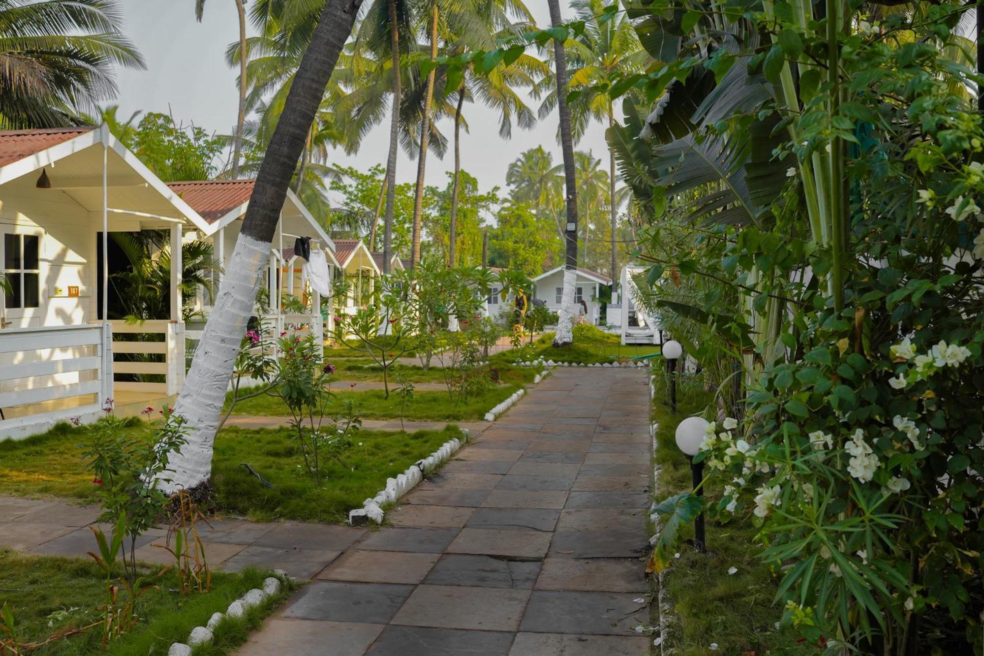 Seabliss Cottages Morjim Exterior photo