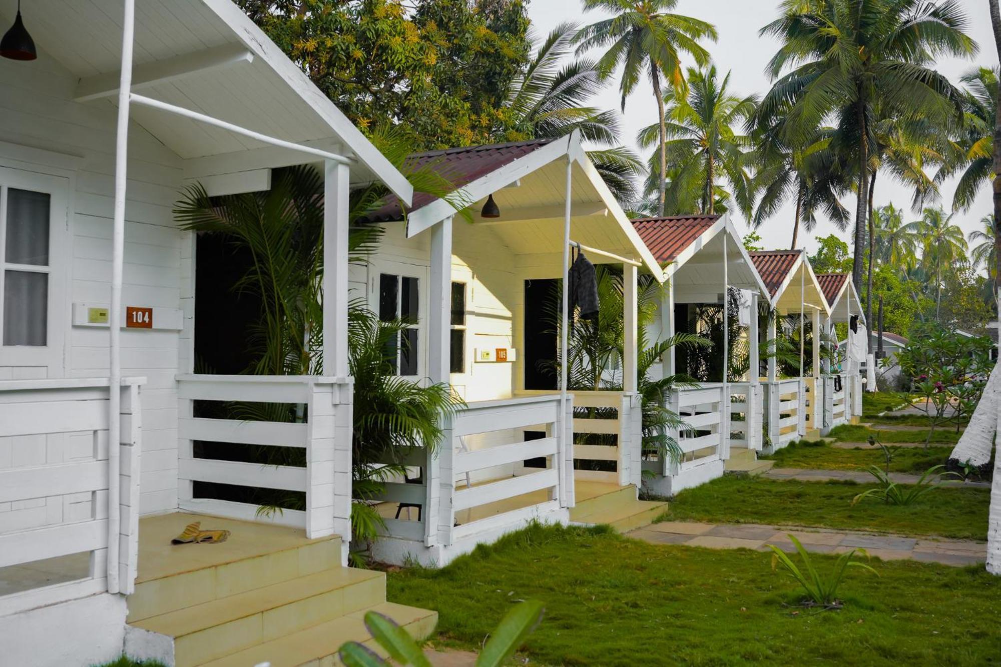 Seabliss Cottages Morjim Exterior photo