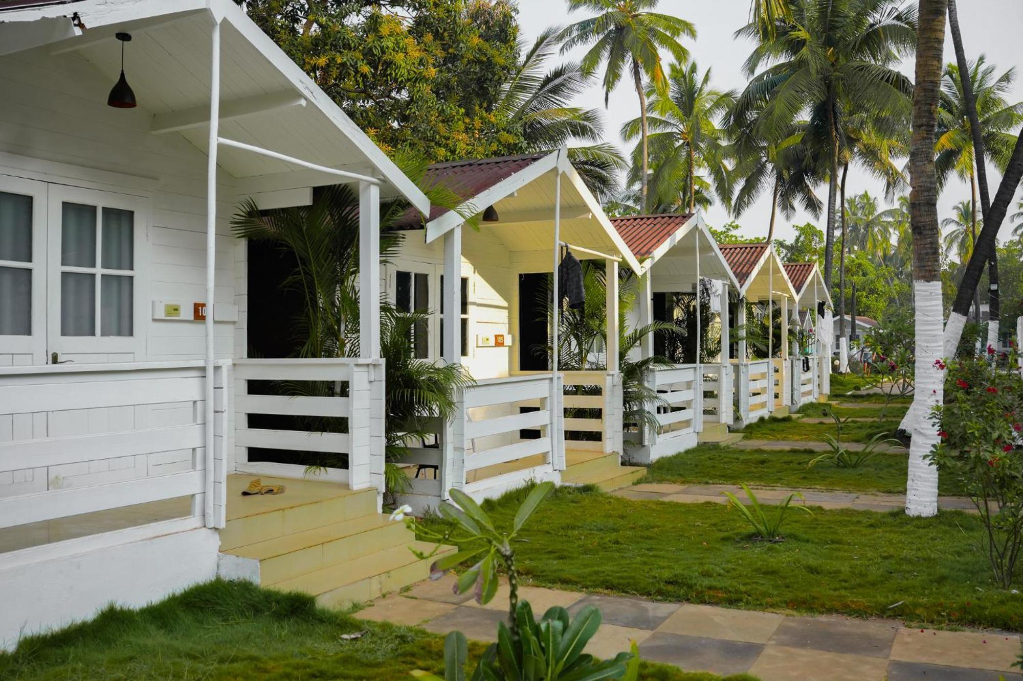 Seabliss Cottages Morjim Exterior photo